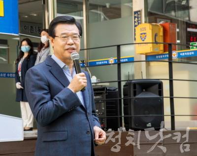 [크기변환]4월 29일 이촌1동주민센터에서 열린 이촌치안센터 개소식에서 성장현 구청장이 축사를 했다.jpg