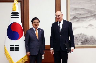 [국회의장]    한국 남자 축구 국가대표팀 빨리 귀국하도록 오스트리아 당국 협조해주길