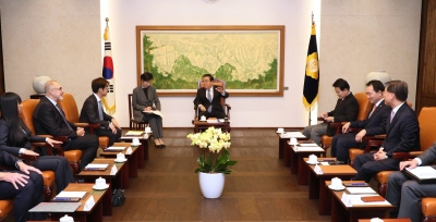 [국회의장]   프랑스-한국 의원친선협회 대표단 예방 받아 - 양국 간 교역 및 투자 균형적 확대되길