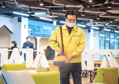 [용산구]  용산구 7번째 확진자 발생에 용산전자상가 소독에 열중하는 단체장