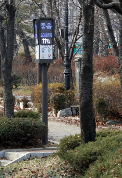 [미세먼지신호등]  노인이나 어린이들이 이해하기 쉽도록 색으로 미세먼지 정보 제공