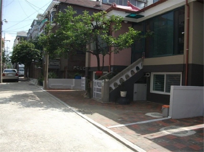 담장을 허문 여유공간에 조경시설 설치