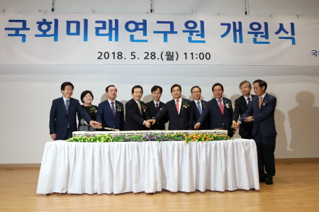 국회미래연구원 초대원장 '박 진 교수' 국회미래연구원의 국가 중장기 발전 전략 수립 역량 발휘 기대된다.